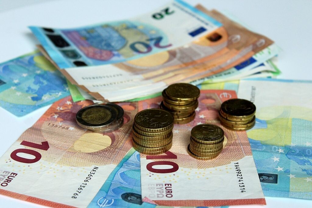 Francijas parlaments apstiprina 2025. gada budžetu