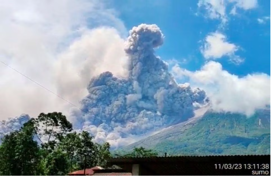 Indonēzijā izvirdis Merapi vulkāns
