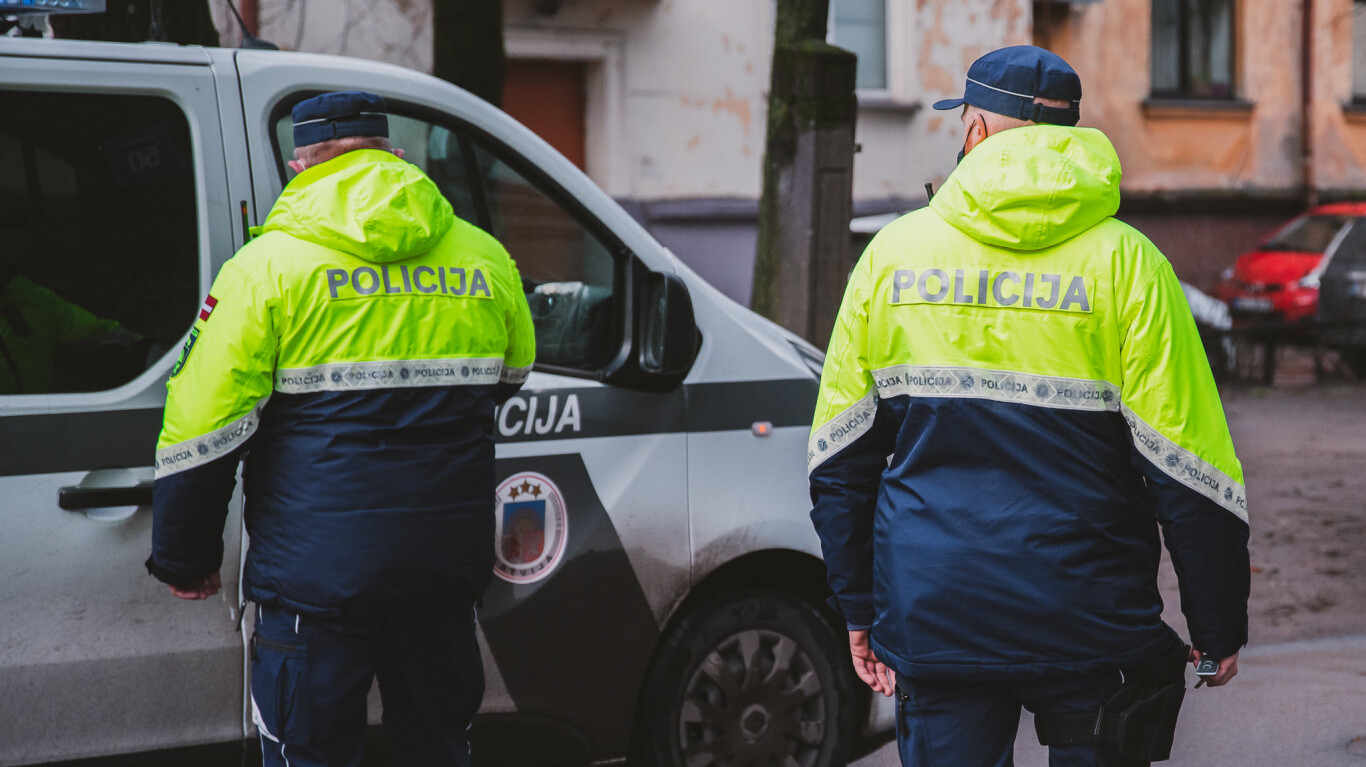 Rīgas centrā sieviete aplaupa gājēju, draudot ar ierocim līdzīgu priekšmetu