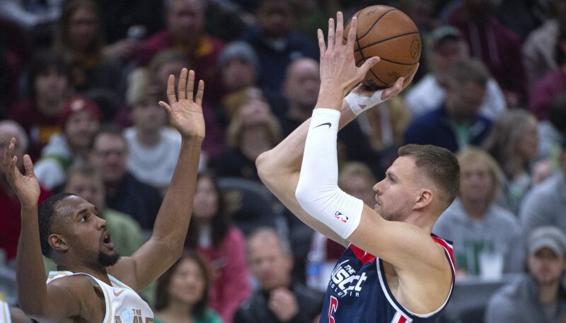 Porziņģim 20 punkti “Wizards” zaudējumā NBA spēlē