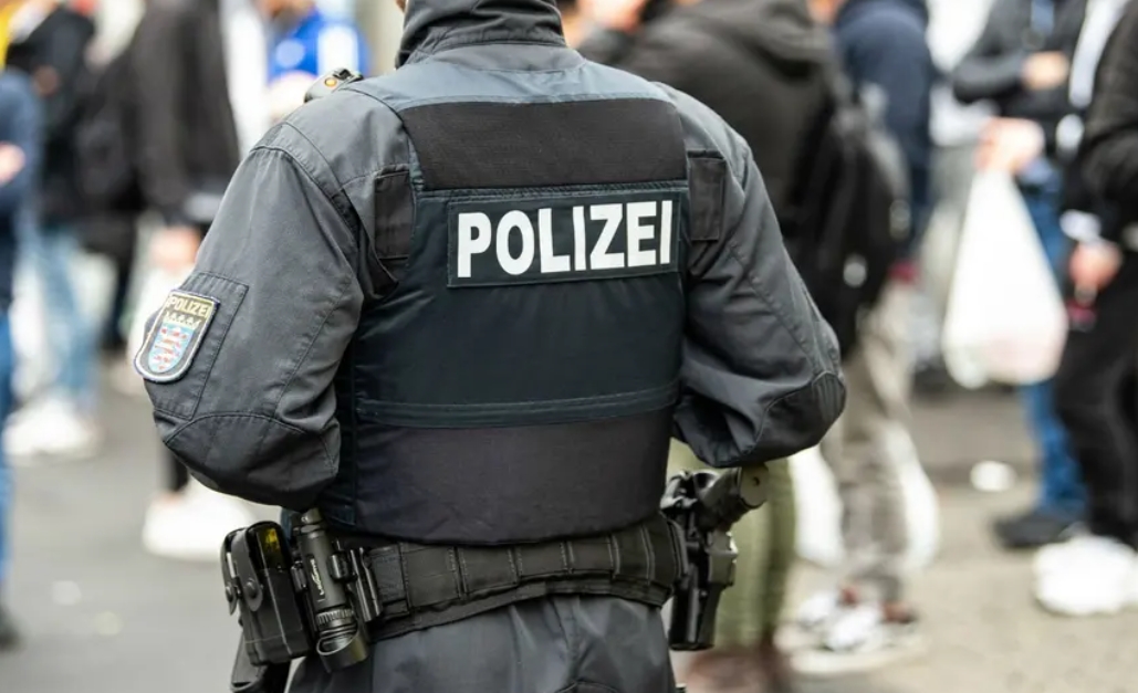 Vācijā par terorakta plānošanu aizturēts 18 gadus vecs marokānis