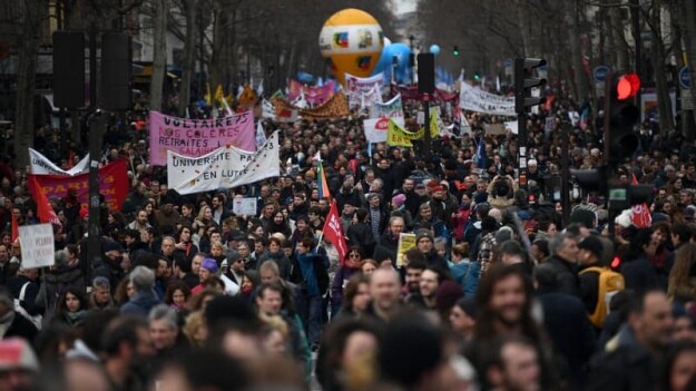 Francijā turpinās protesti pret pensiju reformu