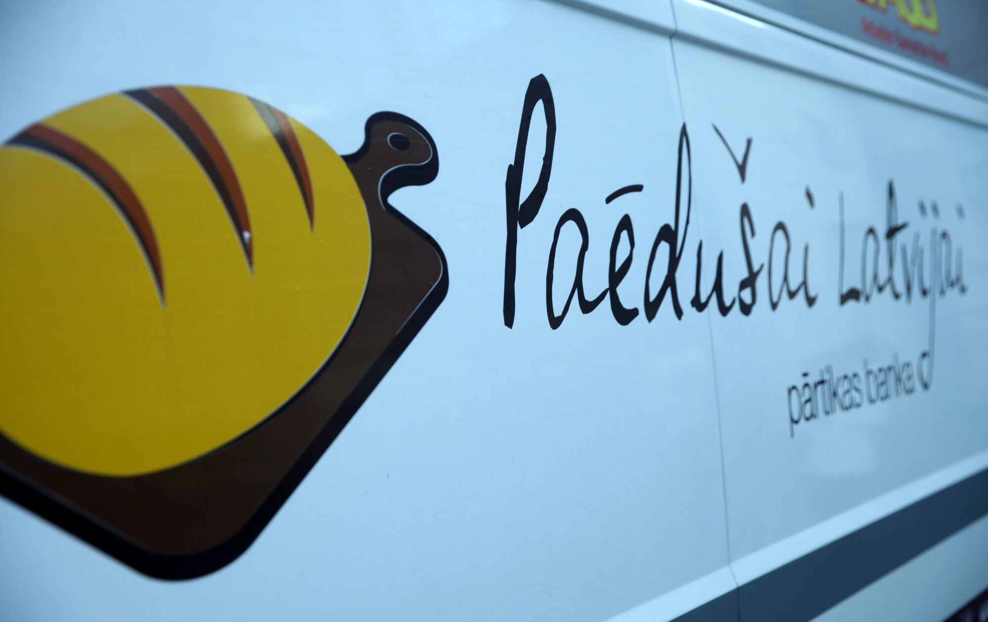 Pārtikas bankas “Paēdušai Latvijai” un “Rimi” akcijā piepildītas gandrīz 5000 pārtikas pakas