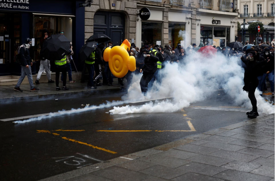 Francijā protestu dēļ atkal traucēta satiksme