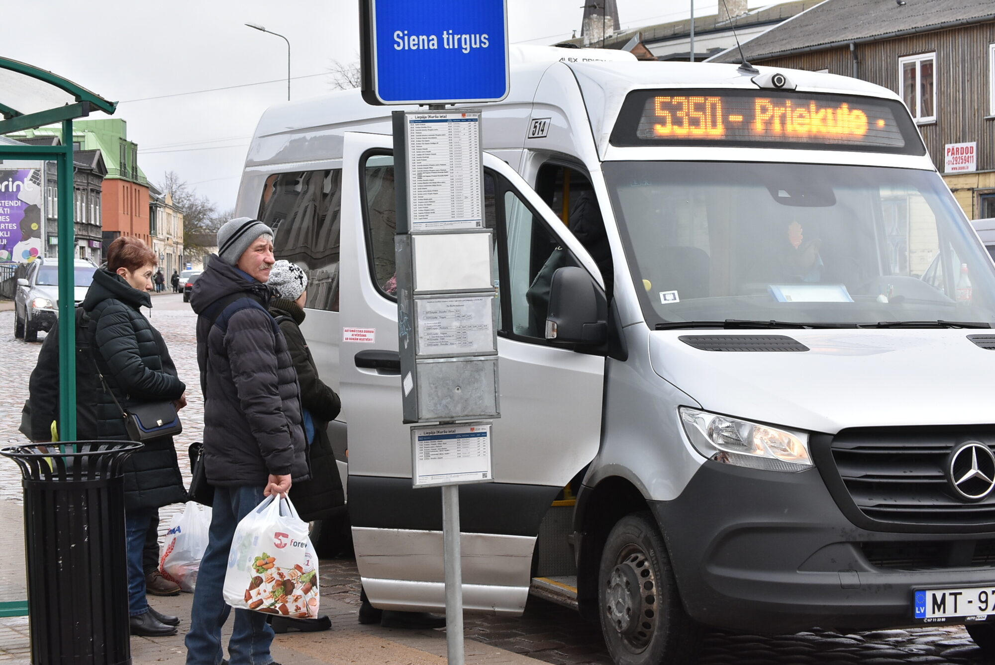 Cilvēki paliek pieturā, jo slikta ceļa dēļ nevar sūtīt lielu autobusu