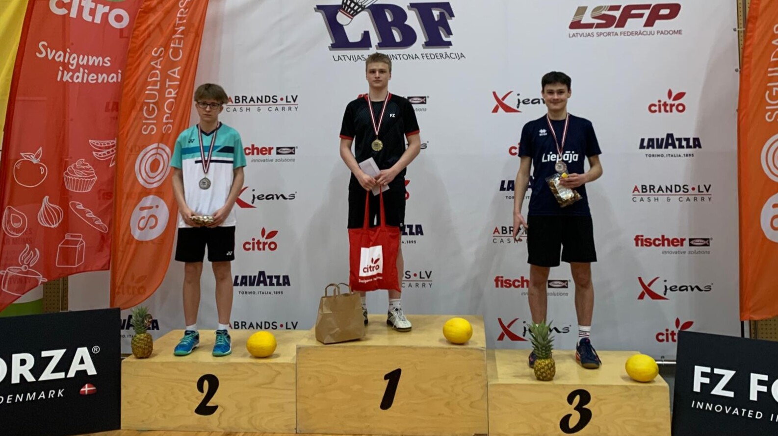 Četras godalgas jauniešu čempionātā badmintonā