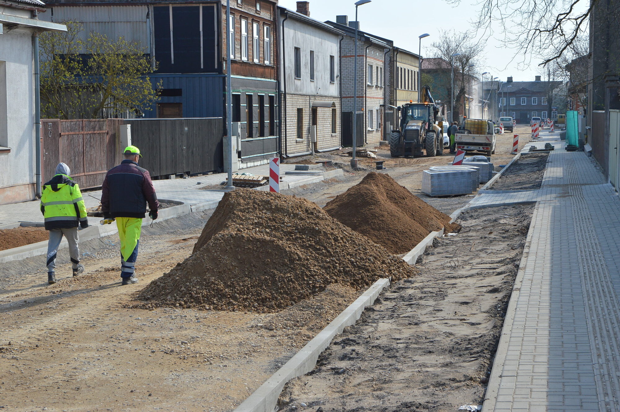 Būs asfalts uz grants ielas, luksofors un ātrumvaļņi