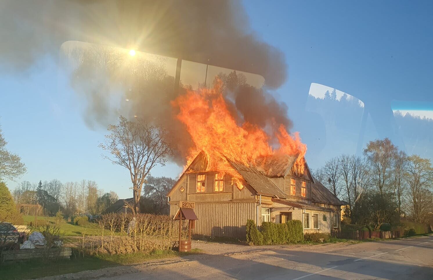 Foto un video: Dunikas pagastā nodeg māja