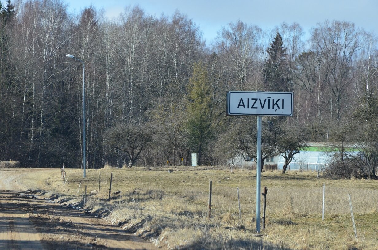 “Elle un Indija!” Aizvīķu iedzīvotāji grib rāmināt kravas auto satiksmi