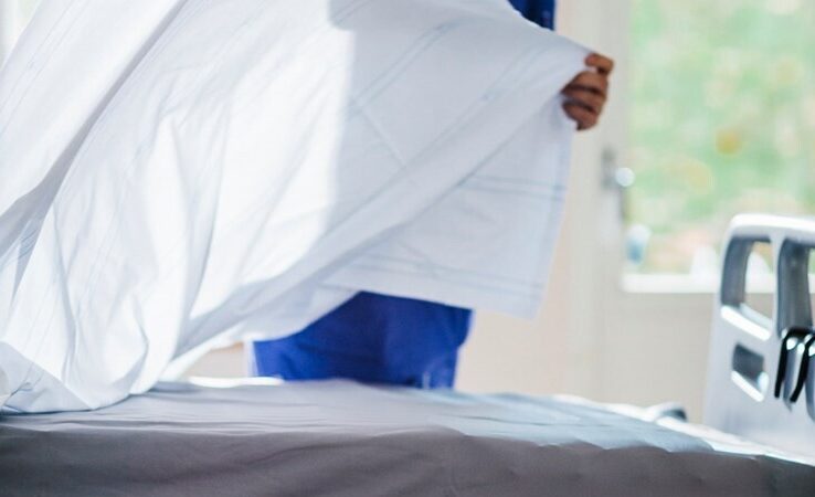 Zviedrijas medicīnisko matraču ražotājs atvērs rūpnīcu Liepājā