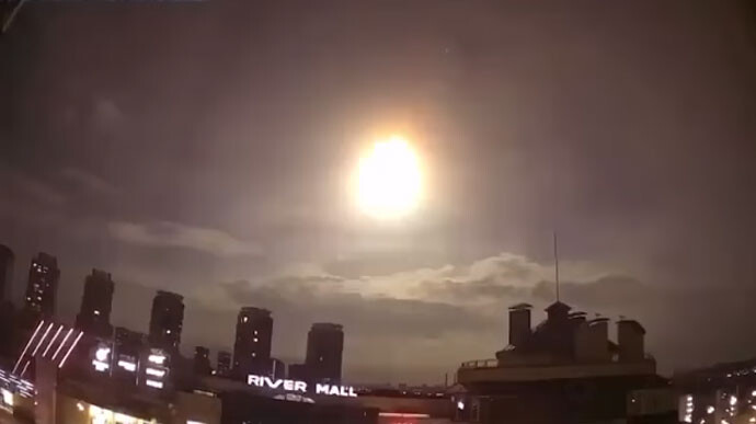 Video: Uzliesmojumu debesīs virs Kijivas varēja izraisīt meteorīts