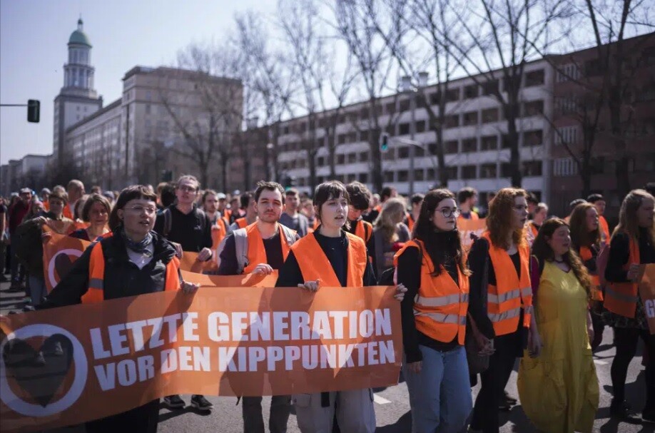 Klimata aktīvisti atkal traucē satiksmi Berlīnē