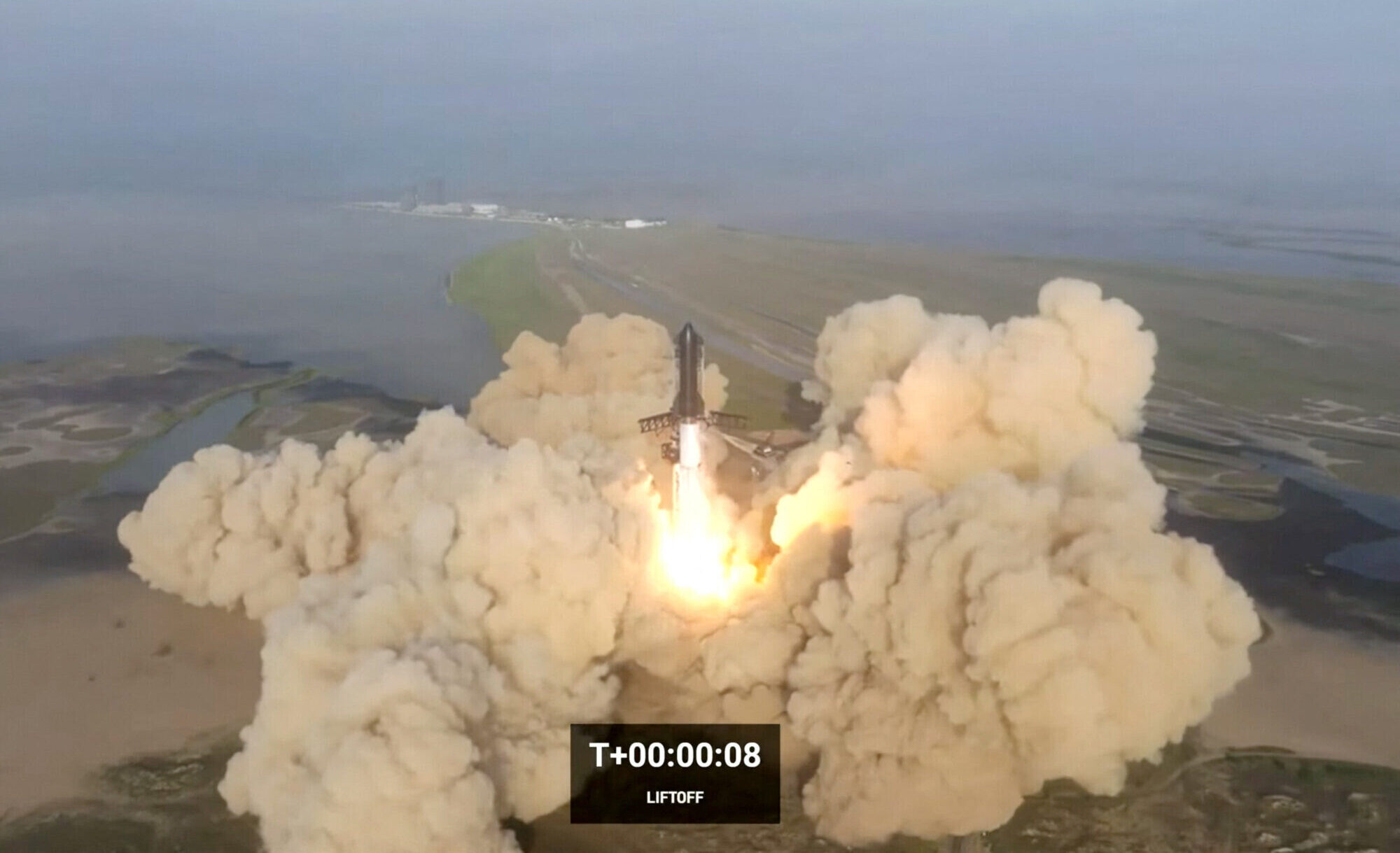 Visu laiku jaudīgākā raķete “Starship” eksplodē pirmā izmēģinājuma lidojuma laikā