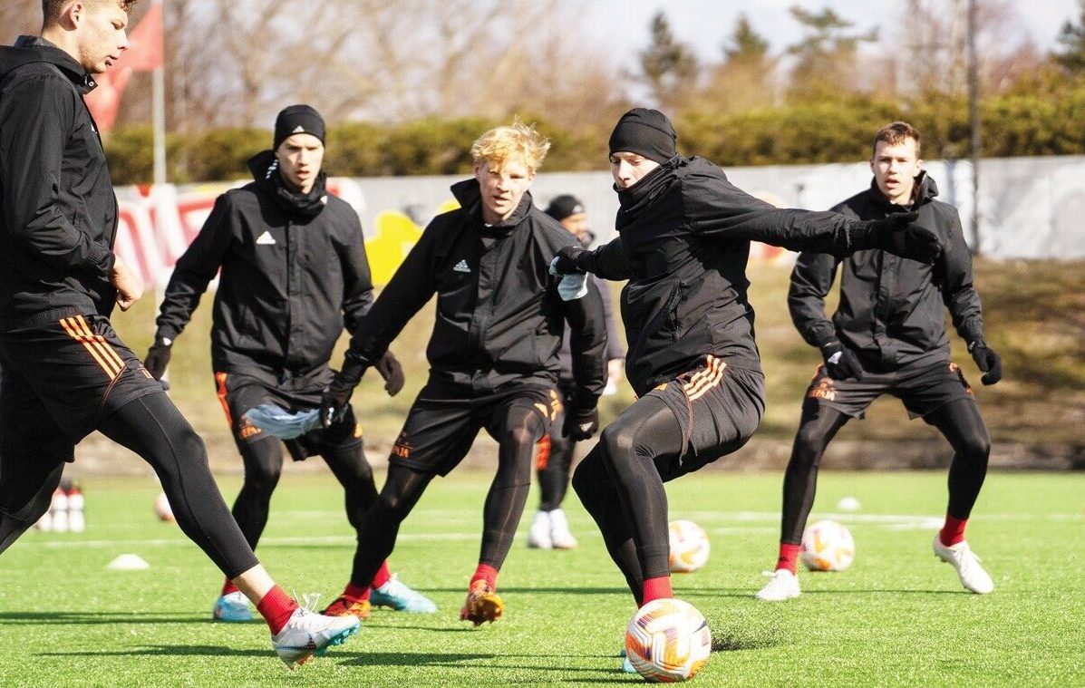 FK “Liepāja” un futbola skola restaurē piramīdu