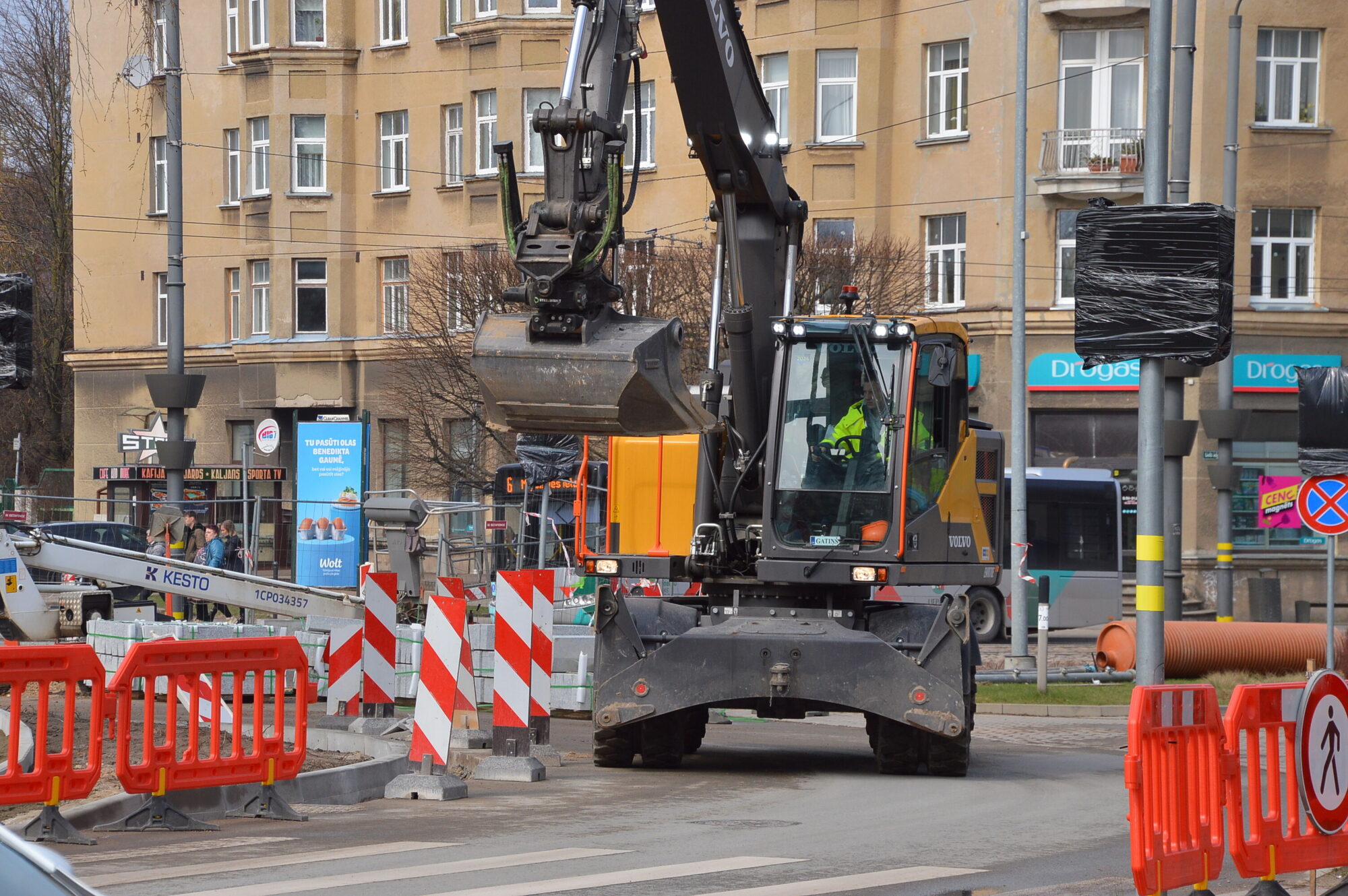 Video: Rosīgs darbs un intensīva satiksme pašā Liepājas sirdī