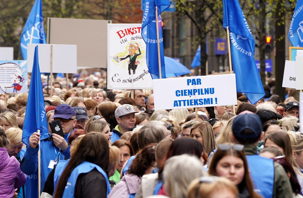 Vairāki tūkstoši izglītības darbinieku gājienā pieprasa cieņpilnu attieksmi un solījumu pildīšanu