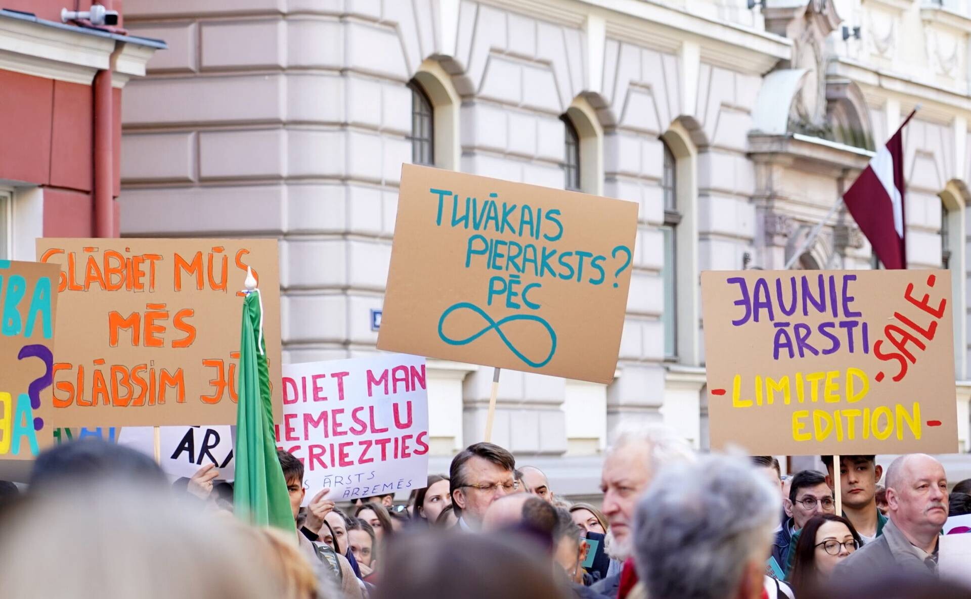 Mediķu protestā pie Saeimas pulcējušies vairāki simti dalībnieku