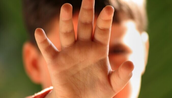 Agrāk sodītu pedofilu tur aizdomās par sešu zēnu seksuālu izmantošanu