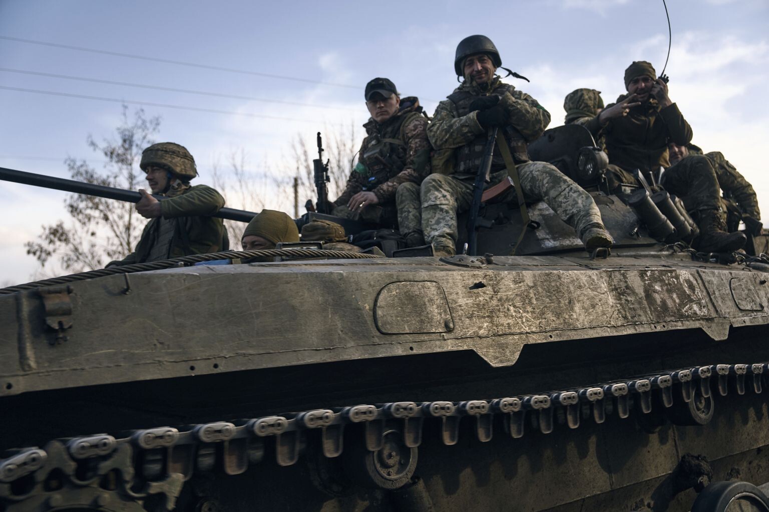 Ukrainas Sauszemes spēku komandieris atkal atbraucis pie Bahmutas aizstāvjiem