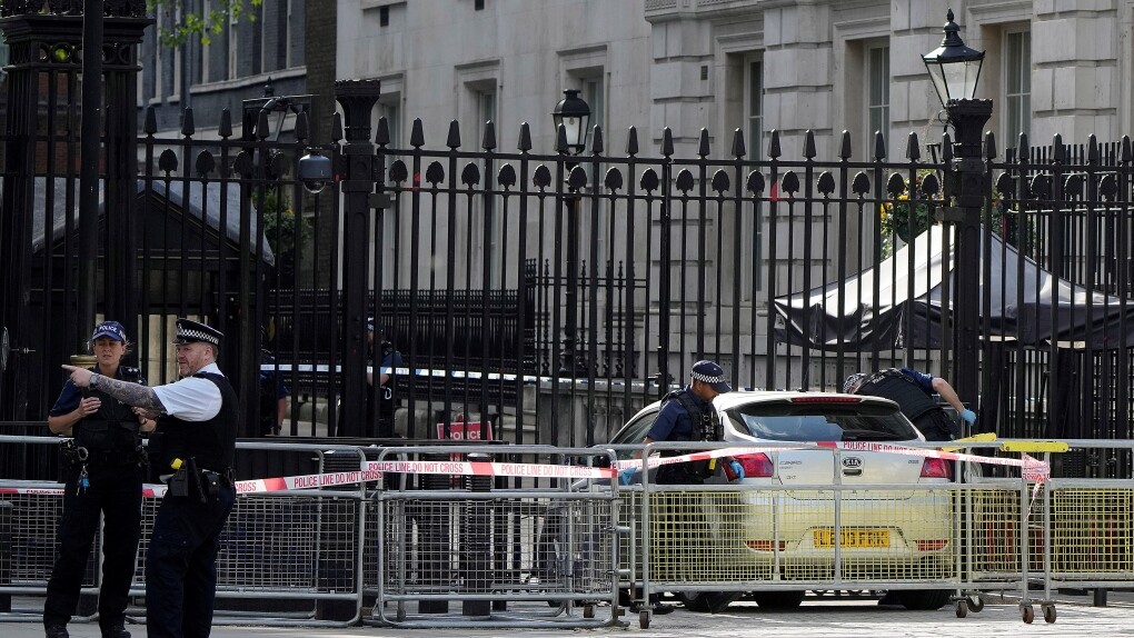 Londonā pēc auto ietriekšanās Dauningstrītas vārtos aizturēts vīrietis