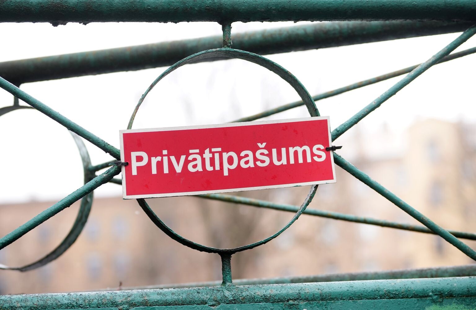 Regulējumu par zemes nomu piespiedu dalītajos īpašumos atzīst par atbilstošu Satversmei, bet maksas apmēru – nē