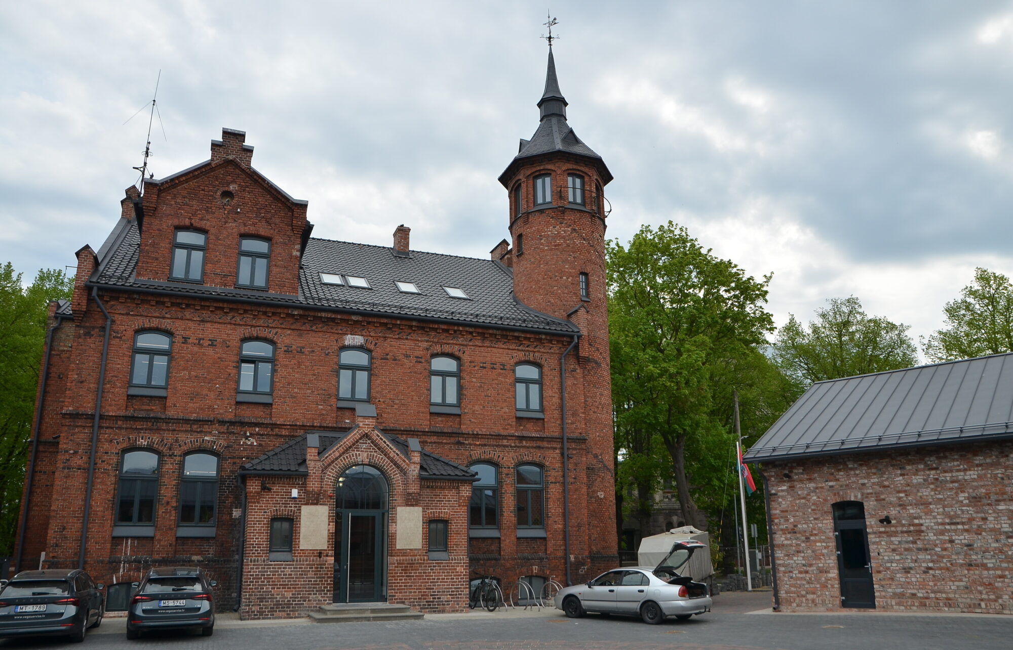 Uzmirdz pērle, kas grasījās izgaist – atjauno ugunsdzēsēju depo ēku Jelgavas ielā