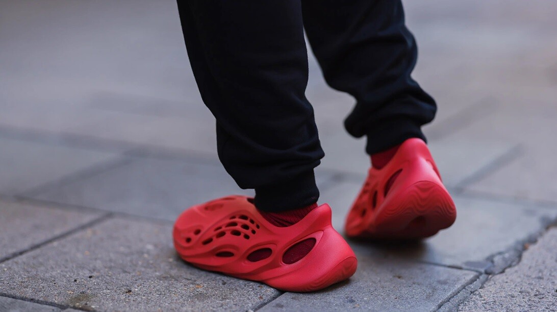 “Adidas” šomēnes sāks izpārdot “Yeezy” produktus, ieņēmumus ziedojot labdarībai
