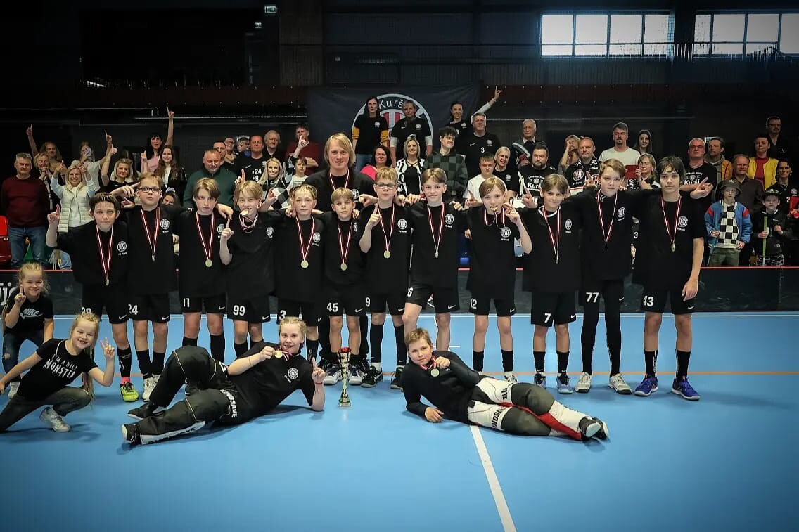 Divas godalgas jaunatnes florbola čempionātā