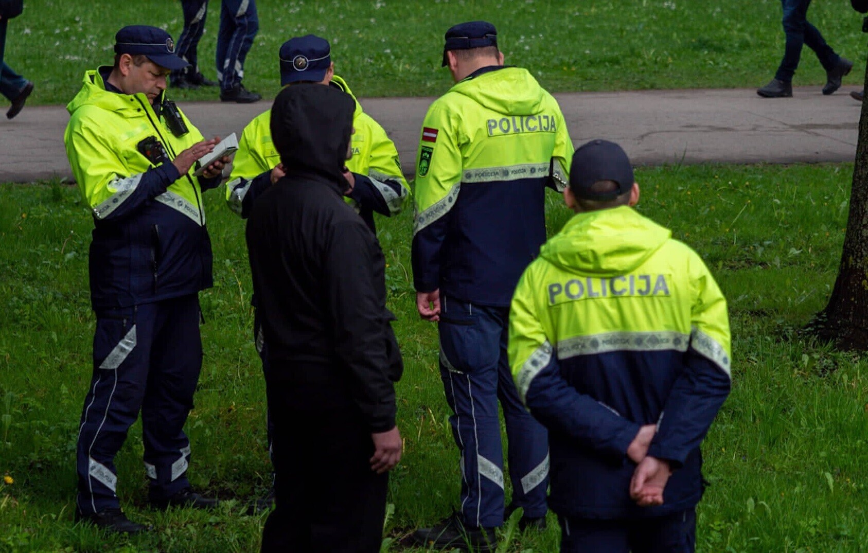 Sākts kriminālprocess saistībā ar divu 9.maija svinētāju izteikumiem par Krievijas īstenotā kara attaisnošanu