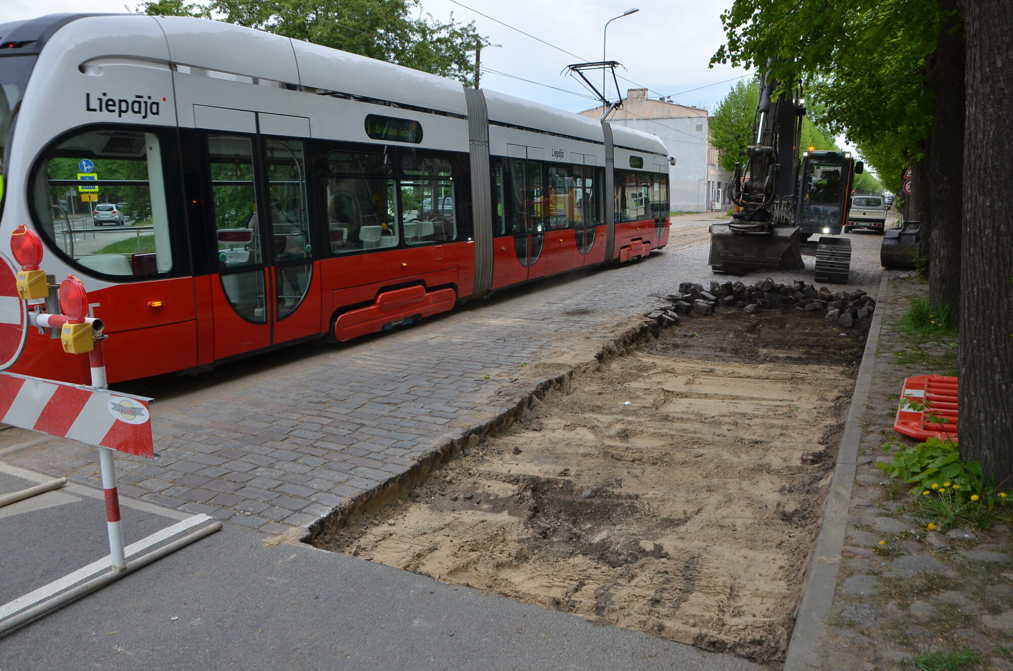Tramvaju kustību apturēja nolūzis pantogrāfs. Iemeslus skaidro