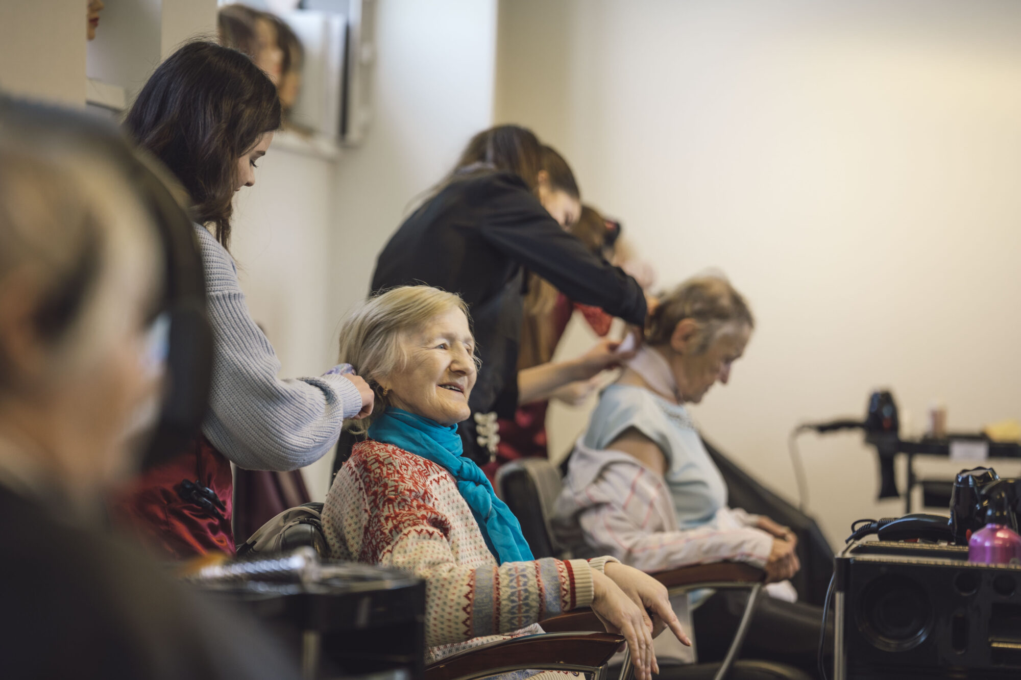 Topošās frizieres sapoš Liepājas Veco ļaužu mājas seniorus