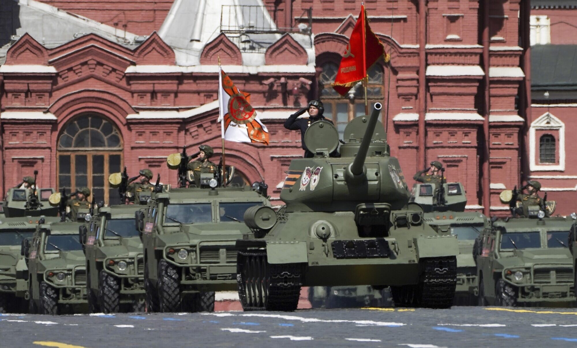 Britu izlūki: 9. maija parāde Maskavā demonstrēja armijas pamatproblēmas