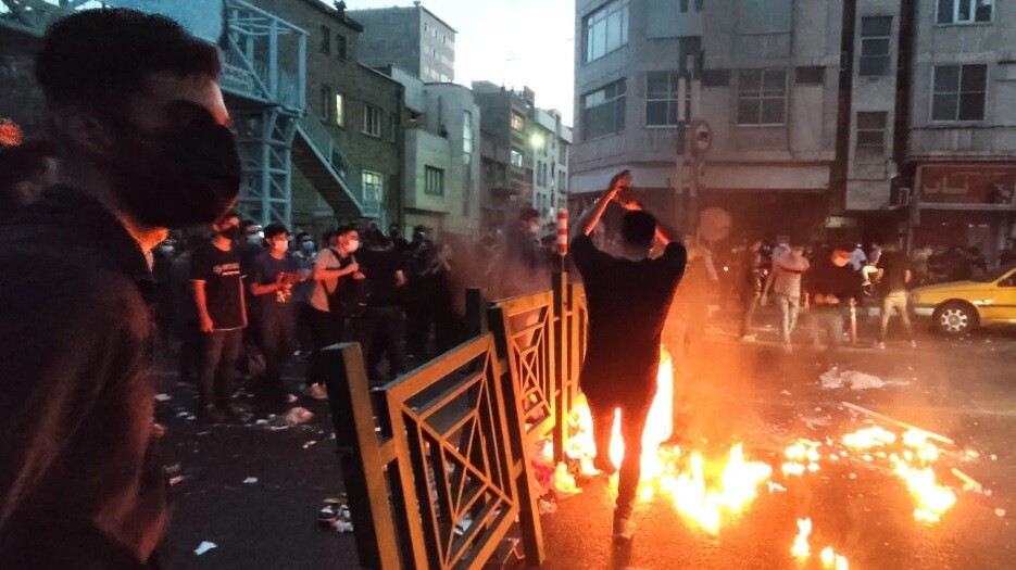 Irānā trīs cilvēki sodīti ar nāvi par piedalīšanos protestos