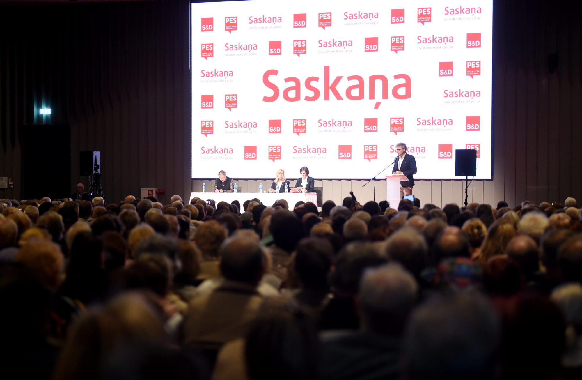 Uz “Saskaņas” organizētām konsultācijām par uzturēšanās atļaujām piektdien sanākuši apmēram 2500 cilvēku