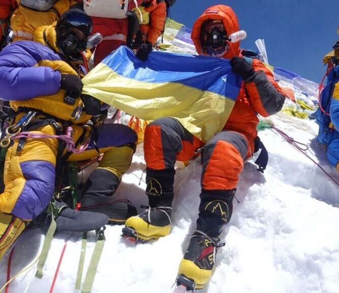 Latvijas alpīnisti par godu Ukrainas aizstāvjiem Everestā uznesuši Ukrainas karogu