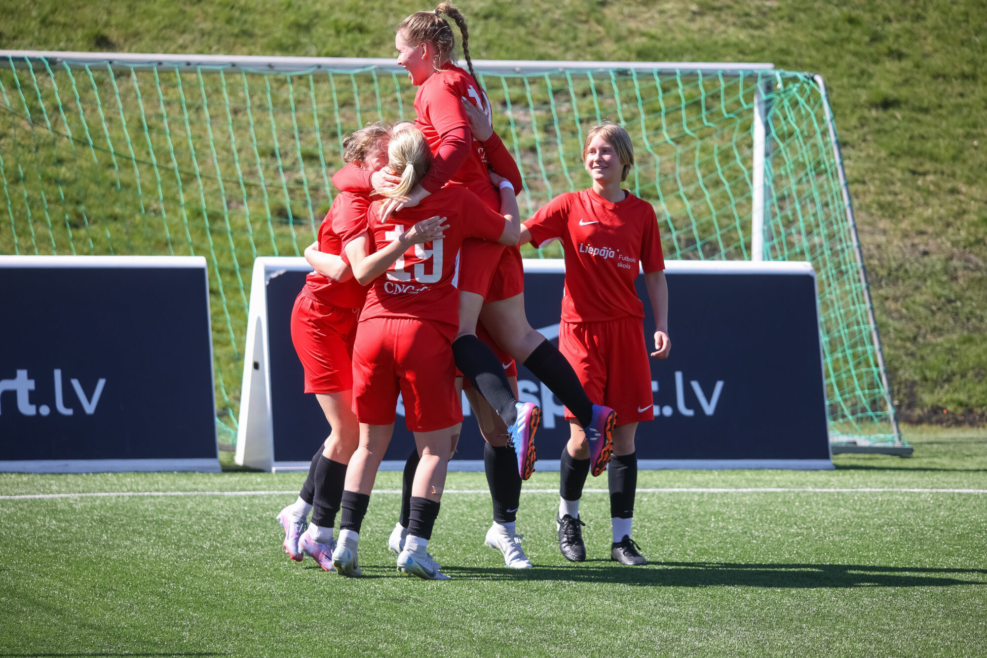 Futbolistes pamatakmeni ielika pirmajā puslaikā