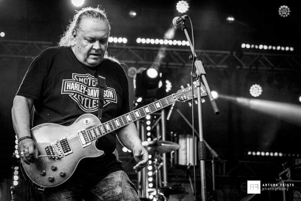 Johnny Salamander kopā ar grupu sniegs koncertu Liepājā