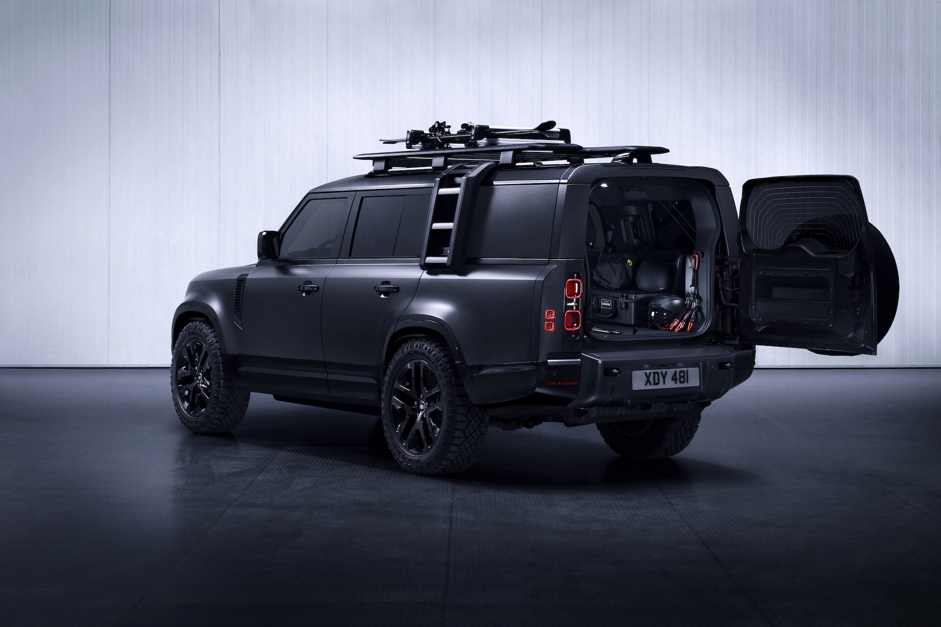 “Land Rover” prezentē jaunas “Defender” versijas