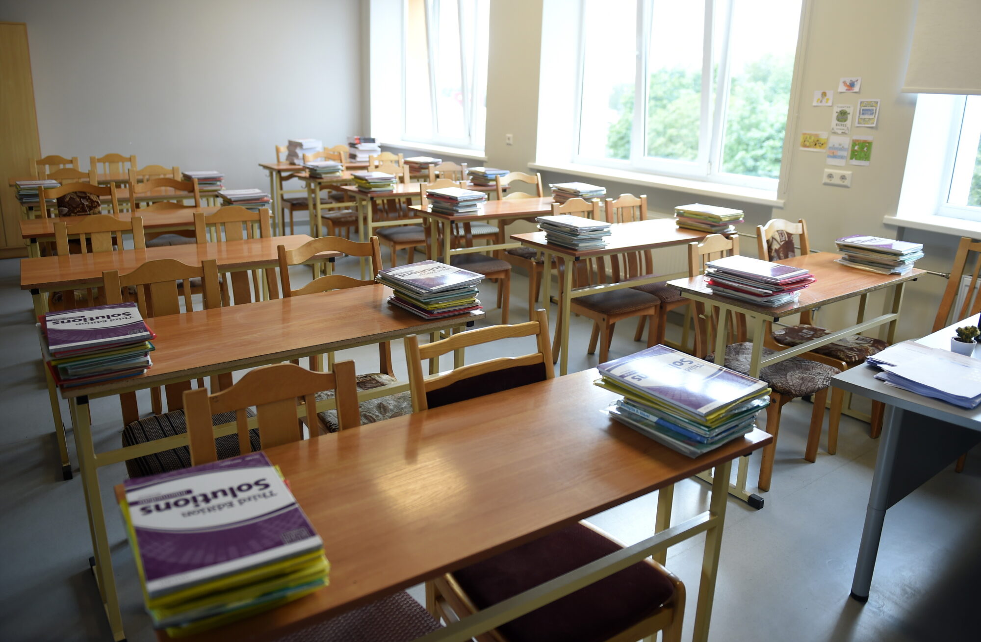 Aptauja: Katrs trešais pedagogs savu slodzi vērtē kā daudz par lielu