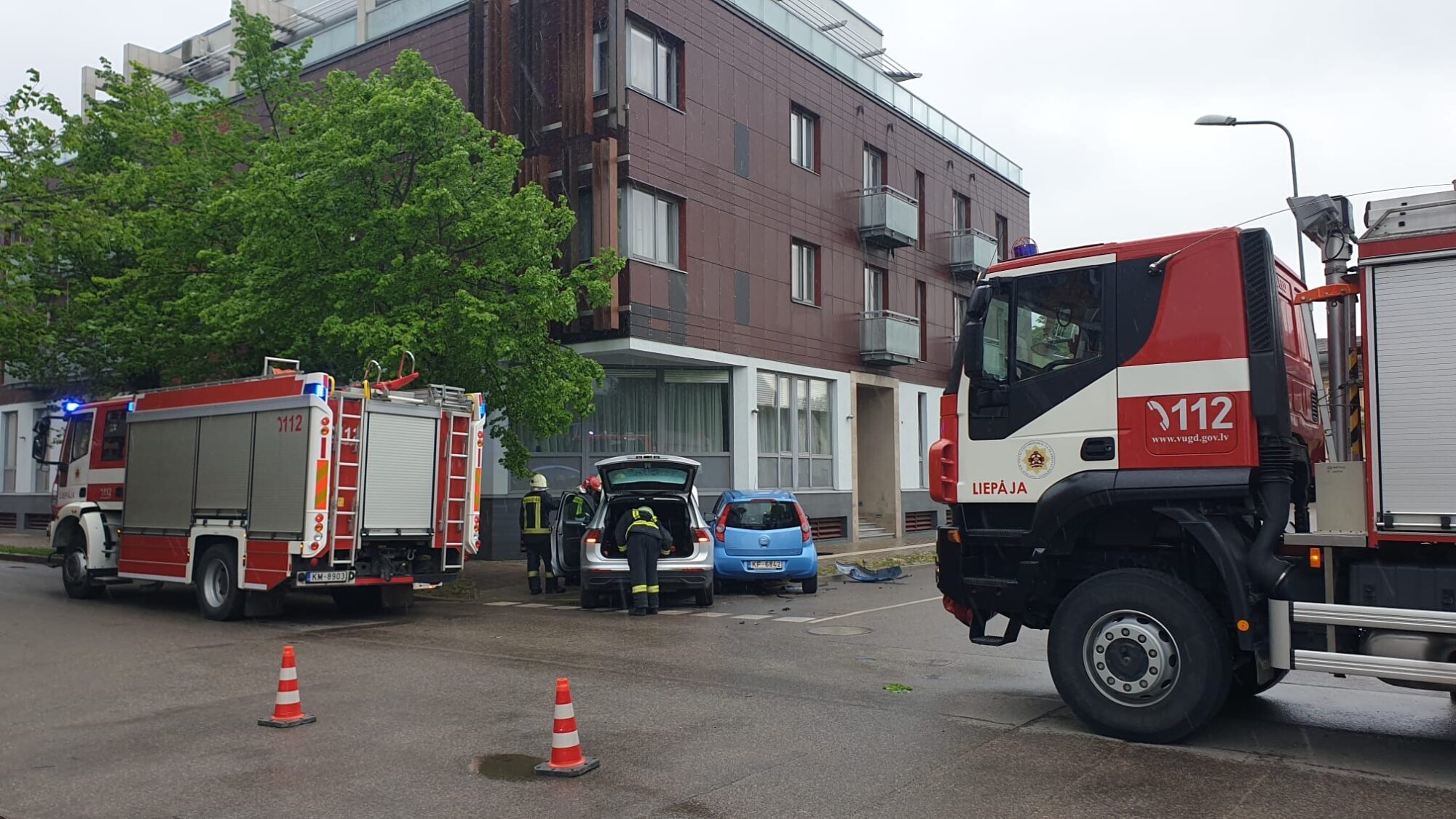 Foto un video: Alejas un A. Klints ielas stūrī saduras divi auto