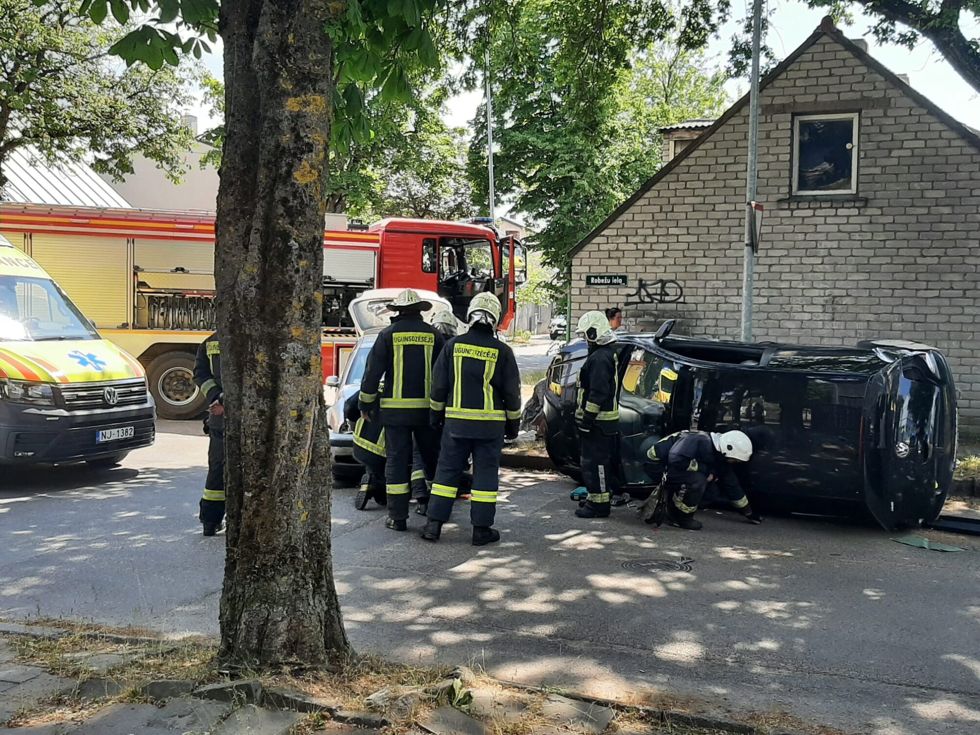 Foto un video: Traka avārija Dzintaru un Robežu ielas stūrī Liepājā – auto uz sāniem, ir cietušie