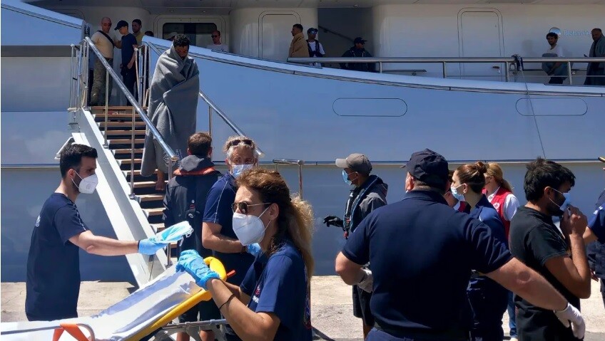 Migrantu kuģa avārijā pie Grieķijas varētu būt gājuši bojā 500 cilvēki