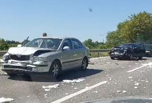 Video: Atkal Grobiņas šoseja. Saduras trīs mašīnas, cieš pasažiere