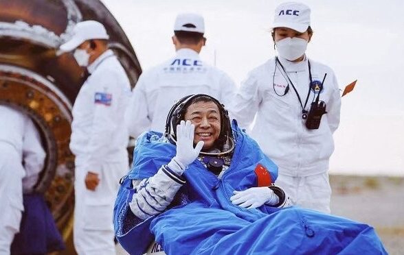 Trīs Ķīnas astronauti pēc pusgada kosmosā atgriežas uz Zemes