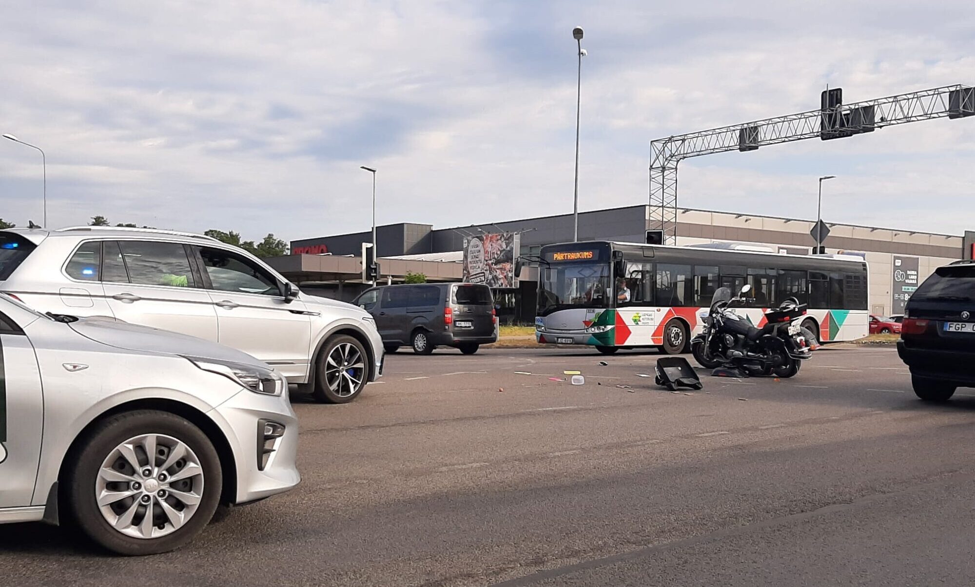 Video: Dzīvā krustojumā Liepājā automašīna notriec motociklistu, kurš nonāk slimnīcā