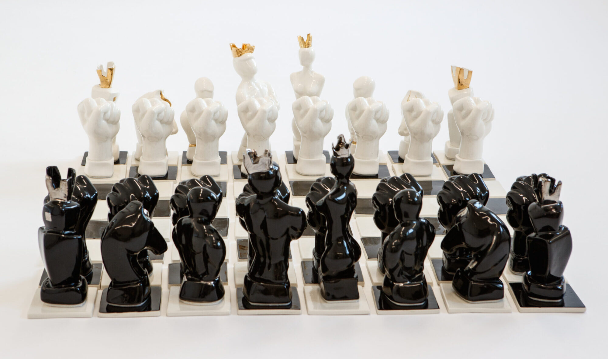 Gleznas un porcelāns. Biedrības nams aicina uz izstādi “Kaislību atspulgi”