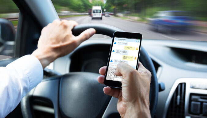 Negatīva tendence – pieaug autovadītāju skaits, kas mobilo tālruni lieto auto vadīšanas laikā