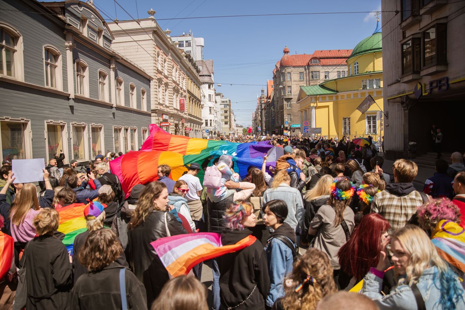 Praida gājienā Rīgā piedalījās vairāki tūkstoši cilvēku; aizturēta viena persona