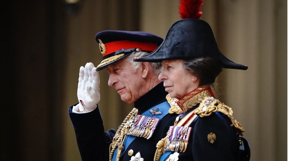 Londonā tradicionālajā monarha oficiālās dzimšanas dienas militārajā parādē pirmo reizi sveic Čārlzu III