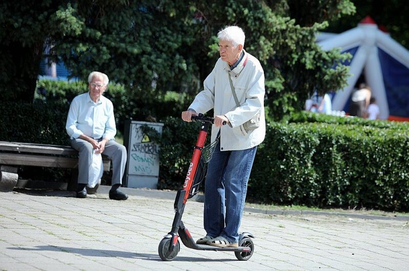 Vāc parakstus par aizliegumu pa ietvēm pārvietoties ar braucamrīkiem